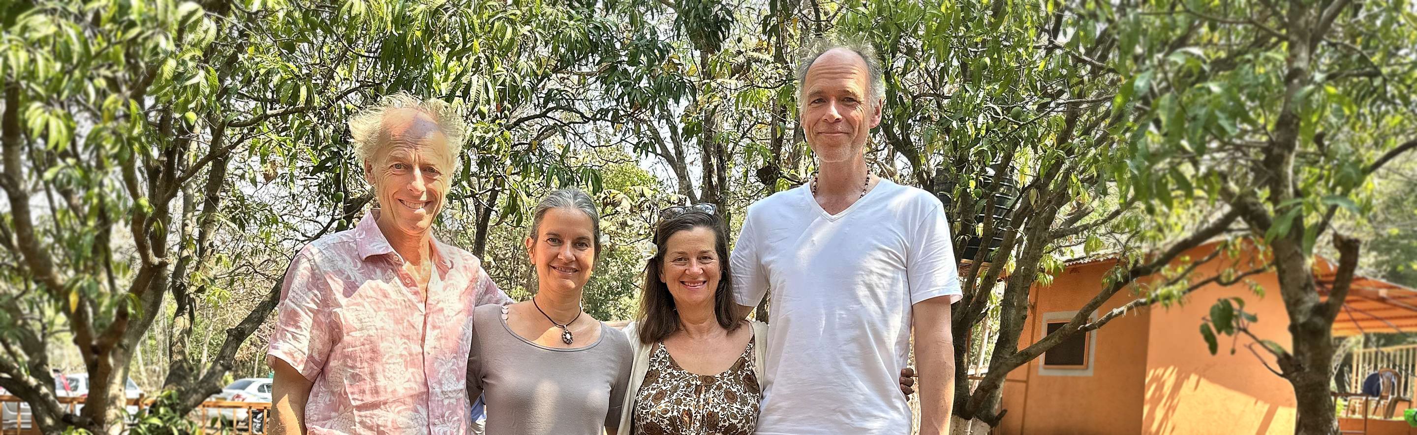 Gerold Wassmann, Karima Effmert, Angela Mäder und Jörg Golletz unter Bäumen